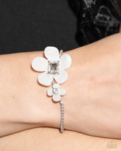 Load image into Gallery viewer, Dainty Devotee - White